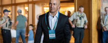 El economista Kashkari aborda la inflación en el contexto actual y el aumento de tasas de interés.