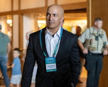 El economista Kashkari aborda la inflación en el contexto actual y el aumento de tasas de interés.