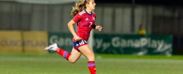 Un joven jugador que a los 17 años debutó en su selección natal opta por representar a Argentina y acepta desafíos.