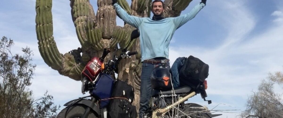 Descubre la historia de Jonathan Roberts, quien rompió un récord en su travesía en moto por América.