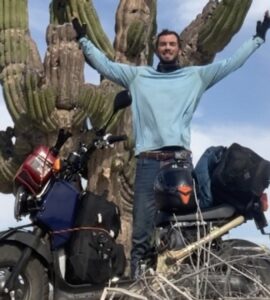 Descubre la historia de Jonathan Roberts, quien rompió un récord en su travesía en moto por América.