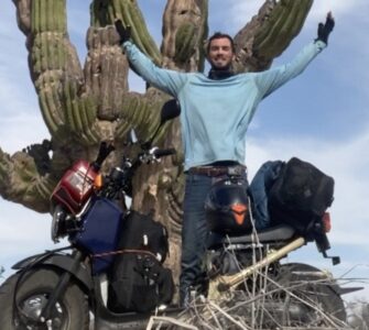 Descubre la historia de Jonathan Roberts, quien rompió un récord en su travesía en moto por América.