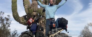Descubre la historia de Jonathan Roberts, quien rompió un récord en su travesía en moto por América.