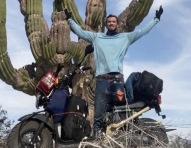 Descubre la historia de Jonathan Roberts, quien rompió un récord en su travesía en moto por América.