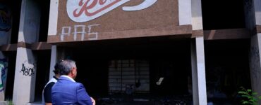 El artista Héctor García da el primer paso en la rehabilitación de terrenos en Guadalupe, comenzando con la demolición de estructuras.