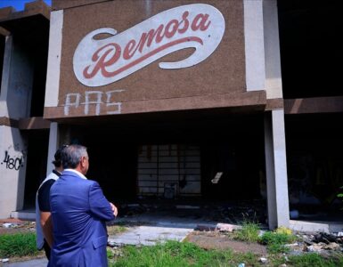 El artista Héctor García da el primer paso en la rehabilitación de terrenos en Guadalupe, comenzando con la demolición de estructuras.