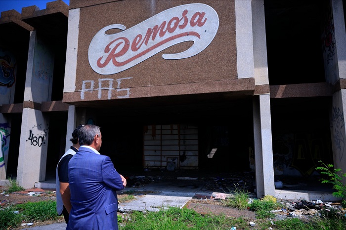 El artista Héctor García da el primer paso en la rehabilitación de terrenos en Guadalupe, comenzando con la demolición de estructuras.