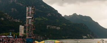 Descubre la increíble hazaña de un saltador que estableció un récord Guinness en Suiza, impulsado por tres amigos.