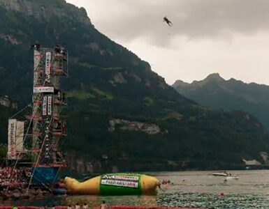 Descubre la increíble hazaña de un saltador que estableció un récord Guinness en Suiza, impulsado por tres amigos.