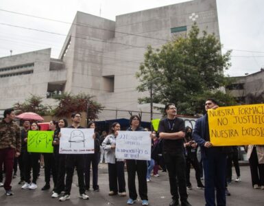 La Secretaría de Salud toma medidas urgentes tras brote de salmonela, incluyendo reembolsos a médicos y otros acuerdos.