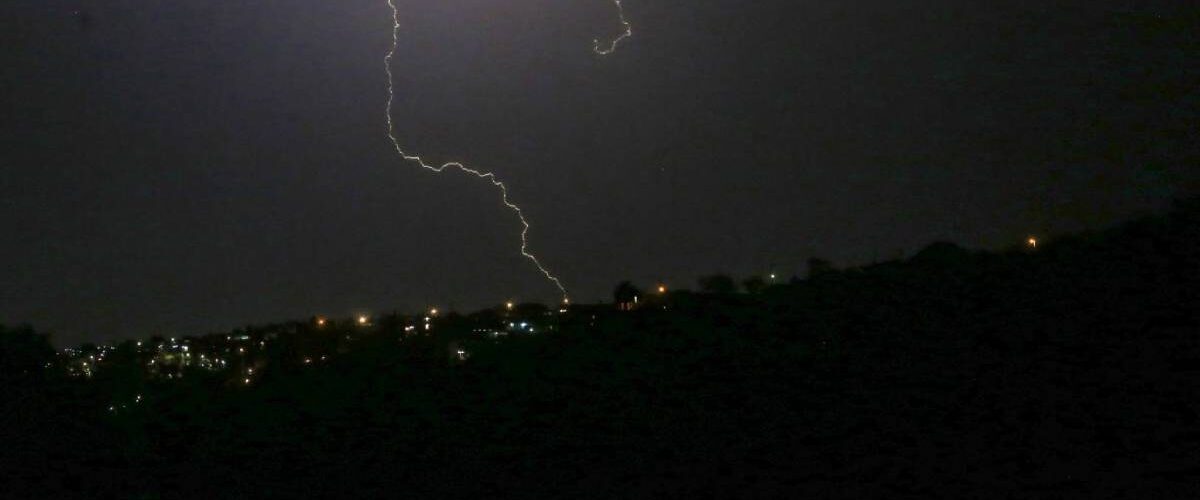 Un increíble incidente captado por una cámara muestra a un hombre sobreviviendo tras ser alcanzado por un rayo en Estados Unidos.