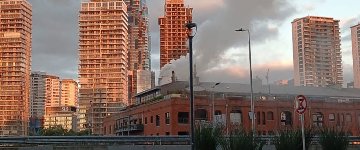 Un feroz incendio en un restaurante de Puerto Madero llevó a la evacuación de 50 personas y dejó a dos hospitalizados.