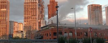 Un feroz incendio en un restaurante de Puerto Madero llevó a la evacuación de 50 personas y dejó a dos hospitalizados.