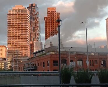 Un feroz incendio en un restaurante de Puerto Madero llevó a la evacuación de 50 personas y dejó a dos hospitalizados.