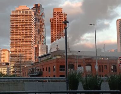 Un feroz incendio en un restaurante de Puerto Madero llevó a la evacuación de 50 personas y dejó a dos hospitalizados.