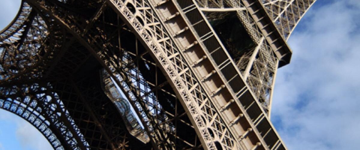 La creciente prima de deuda francesa destaca en un entorno financiero complejo, generando interés entre inversionistas y analistas.