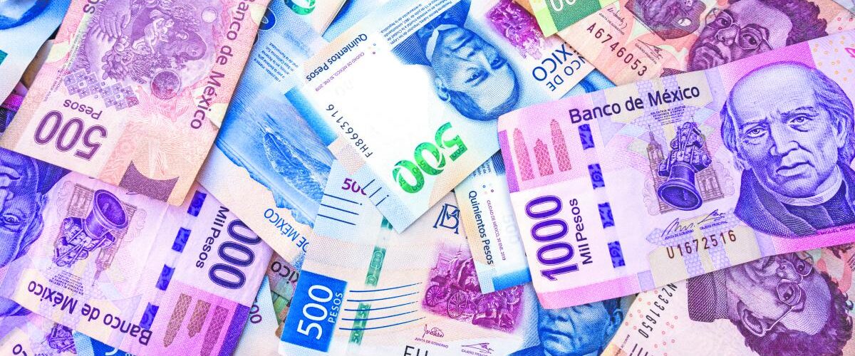 La economía mexicana muestra un descenso en la inflación, lo que impacta la volatilidad del peso frente al dólar.