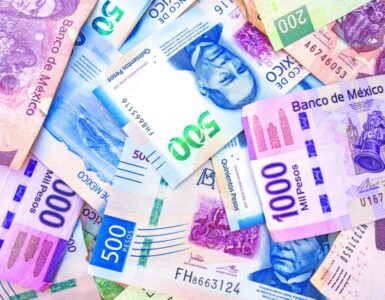 La economía mexicana muestra un descenso en la inflación, lo que impacta la volatilidad del peso frente al dólar.