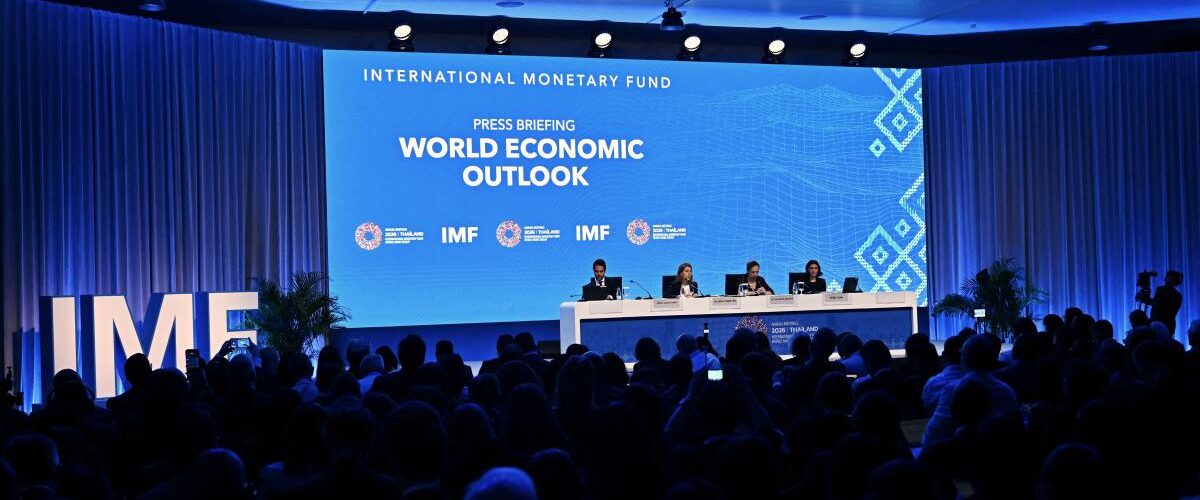 La economía mundial muestra signos de optimismo con una proyección de crecimiento del 3.1% por parte del FMI.