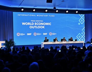 La economía mundial muestra signos de optimismo con una proyección de crecimiento del 3.1% por parte del FMI.