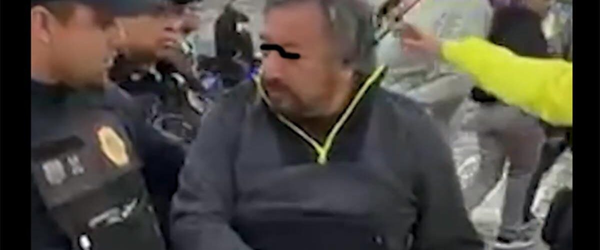 Un hombre fue captado grabando bajo las faldas de mujeres en la Ciudad de México y rápidamente fue detenido.