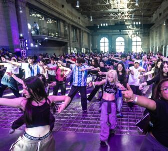 Descubre cómo Back Koo Young crea pasos de baile que conectan el K-pop con sus fans en Argentina y el mundo.