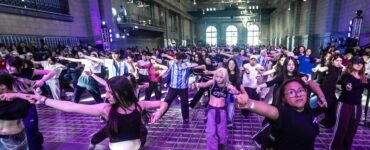 Descubre cómo Back Koo Young crea pasos de baile que conectan el K-pop con sus fans en Argentina y el mundo.