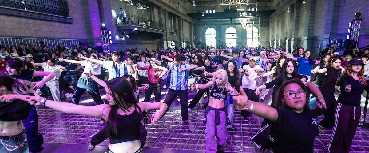 Descubre cómo Back Koo Young está transformando el K-pop y conectando culturas a través de coreografías virales.