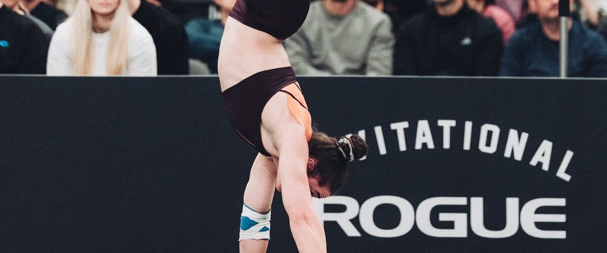 Un evento inusual en Escocia: una competencia de parada de manos que dejó a todos boquiabiertos y redefinió el CrossFit.