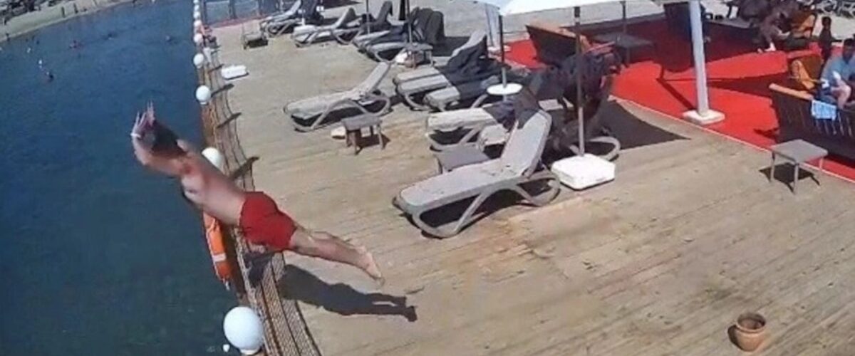 Un visitante perdió la vida tras lanzarse de cabeza desde un muelle en un hotel, en un área extremadamente peligrosa.