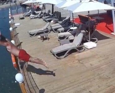 Un visitante perdió la vida tras lanzarse de cabeza desde un muelle en un hotel, en un área extremadamente peligrosa.