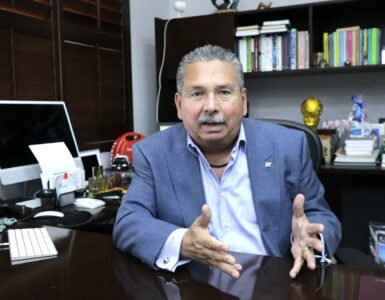 La participación de Escobedo en la mesa de diálogo presupuestal resalta su compromiso con el desarrollo local.