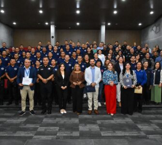 Más de 100 policías y funcionarios de San Pedro se capacitan en mediación, buscando fortalecer la cultura de paz en la comunidad.
