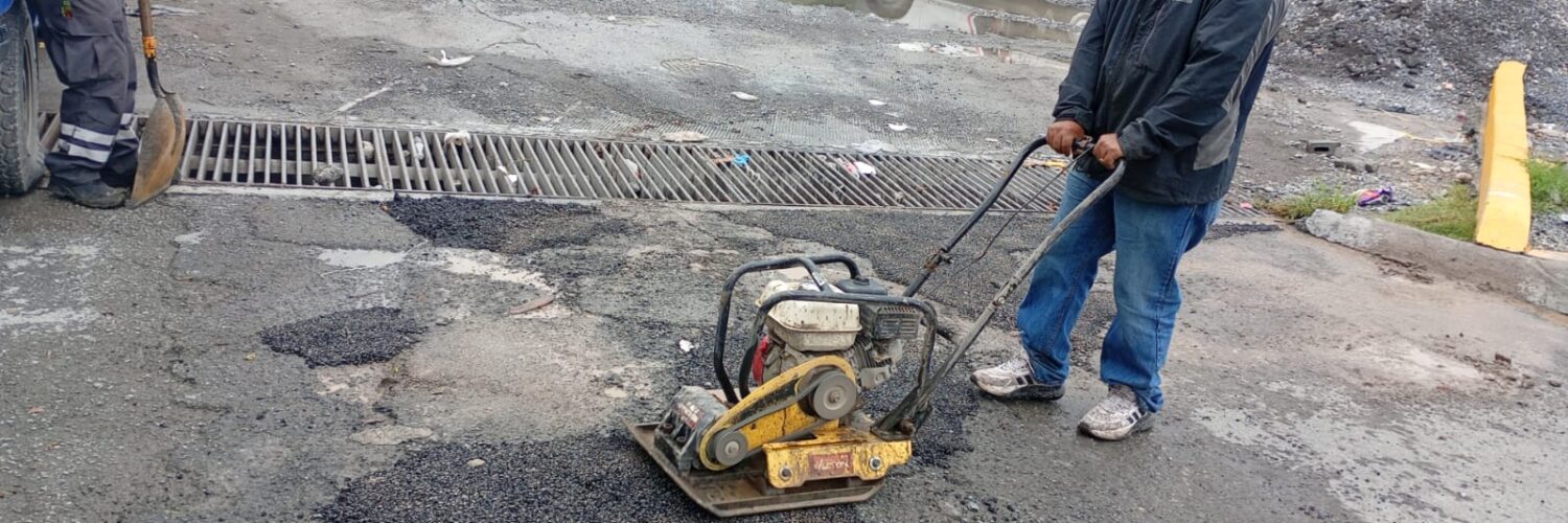 Luego de las lluvias, se refuerzan los trabajos de bacheo en Santa Catarina para mejorar la infraestructura municipal.