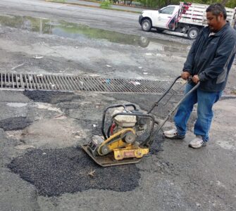 Luego de las lluvias, se refuerzan los trabajos de bacheo en Santa Catarina para mejorar la infraestructura municipal.