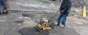 Luego de las lluvias, se refuerzan los trabajos de bacheo en Santa Catarina para mejorar la infraestructura municipal.
