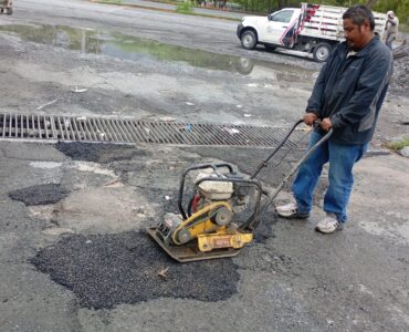 Luego de las lluvias, se refuerzan los trabajos de bacheo en Santa Catarina para mejorar la infraestructura municipal.