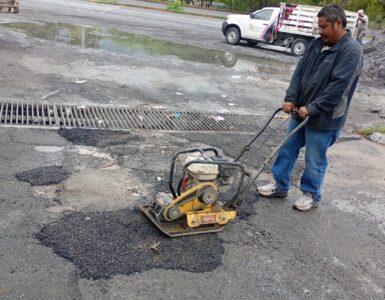 Luego de las lluvias, se refuerzan los trabajos de bacheo en Santa Catarina para mejorar la infraestructura municipal.