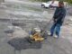 Luego de las lluvias, se refuerzan los trabajos de bacheo en Santa Catarina para mejorar la infraestructura municipal.