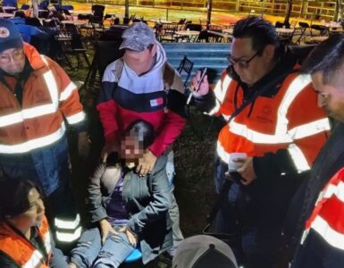 Gradas del jaripeo en Xochimilco colapsan; cuerpos de emergencia brindan apoyo a los heridos en San Francisco Tlalnepantla.