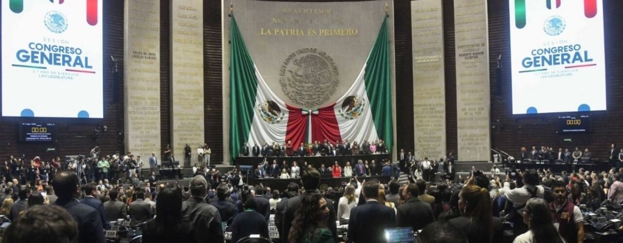 Recientemente se aprobó la tipificación del reclutamiento forzado en México, imponiendo penas de prisión y multas significativas.