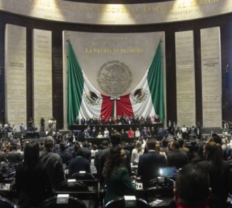 Recientemente se aprobó la tipificación del reclutamiento forzado en México, imponiendo penas de prisión y multas significativas.