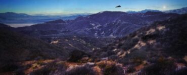 Nuevos informes sobre OVNIs triangulares revelan velocidades asombrosas y sistemas de propulsión invisibles, generando intriga.