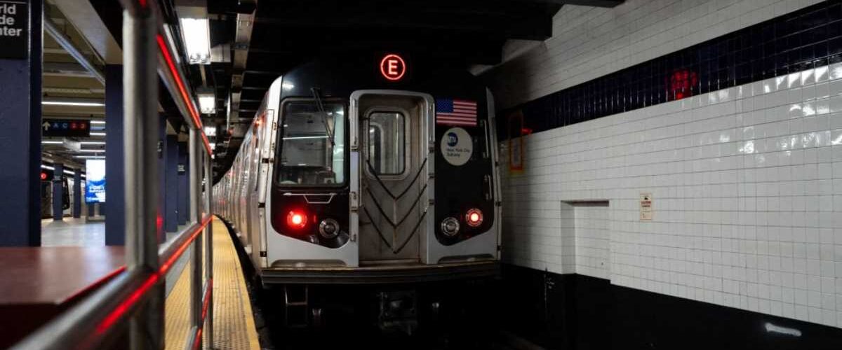 Las autoridades de Nueva York investigan la muerte de una pareja tras caer a las vías del metro en Manhattan.