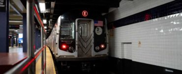 Las autoridades de Nueva York investigan la muerte de una pareja tras caer a las vías del metro en Manhattan.