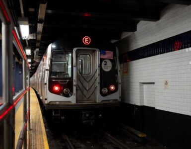 Las autoridades de Nueva York investigan la muerte de una pareja tras caer a las vías del metro en Manhattan.
