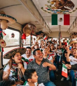 Un chofer convierte su ruta en un alegre festejo mexicano, sorprendiendo a los pasajeros con música y cantos tradicionales.