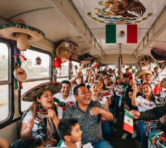 Un chofer convierte su ruta en un alegre festejo mexicano, sorprendiendo a los pasajeros con música y cantos tradicionales.