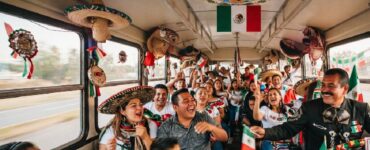Un chofer convierte su ruta en un alegre festejo mexicano, sorprendiendo a los pasajeros con música y cantos tradicionales.