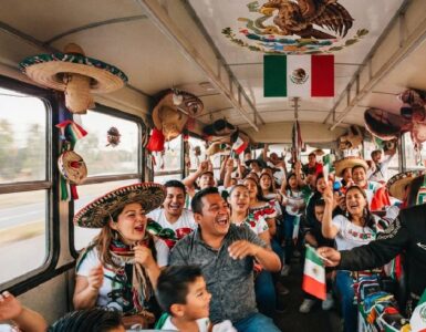 Un chofer convierte su ruta en un alegre festejo mexicano, sorprendiendo a los pasajeros con música y cantos tradicionales.